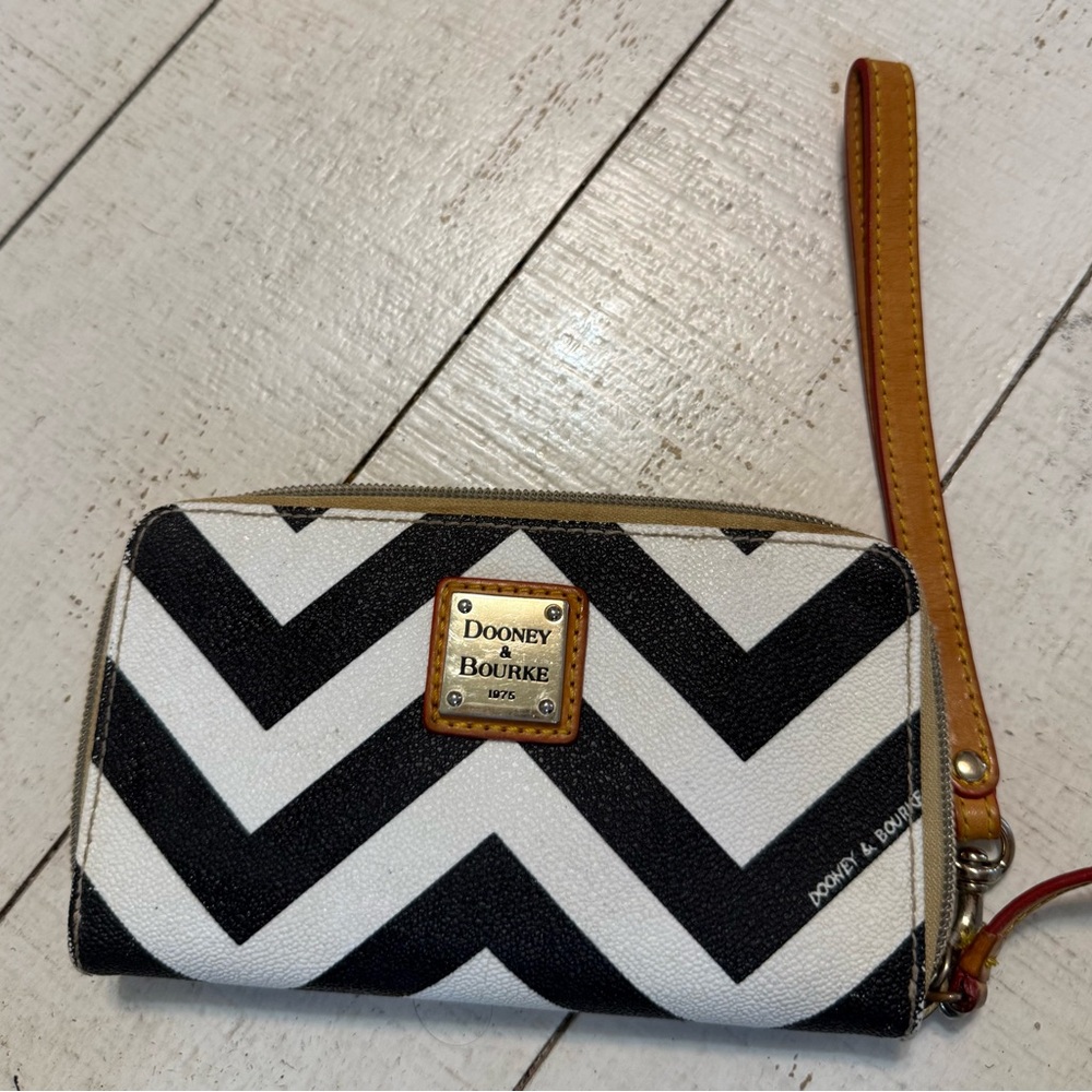 Dooney & Bourke Chevron Wristlet in Black and White